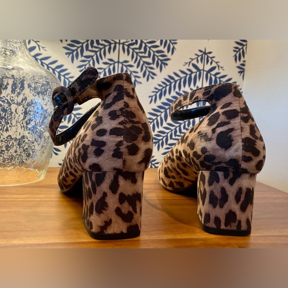 Cute leopard print pump with ankle strap. Sz 8 - Picture 4 of 6